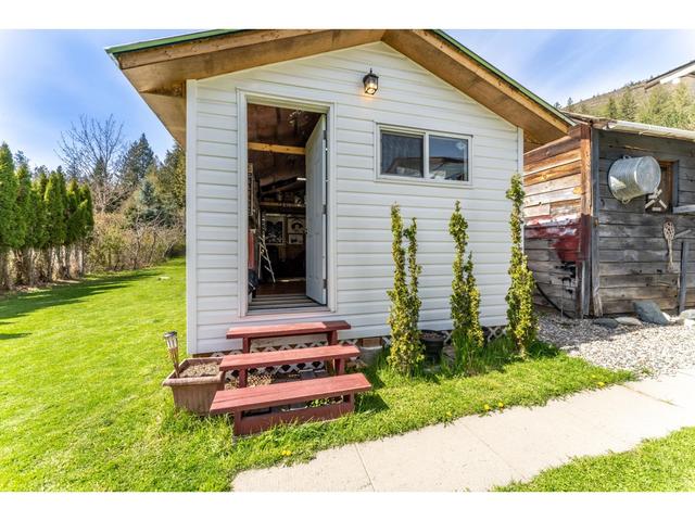 5469 Cory Road, House detached with 1 bedrooms, 2 bathrooms and null parking in Central Kootenay A BC | Image 2