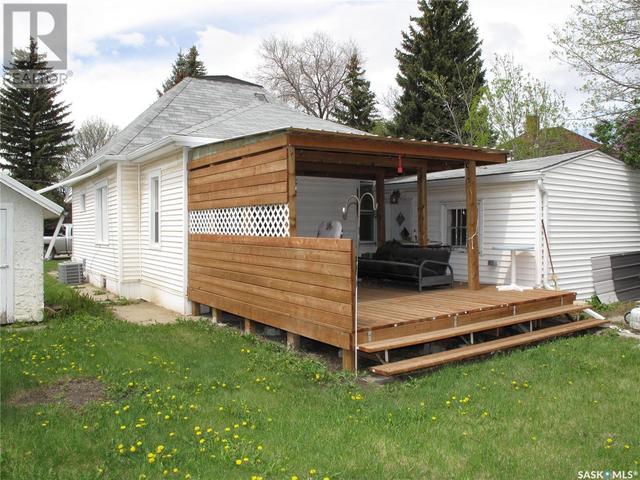 410 5th Street Ne, House detached with 2 bedrooms, 1 bathrooms and null parking in Weyburn SK | Image 29