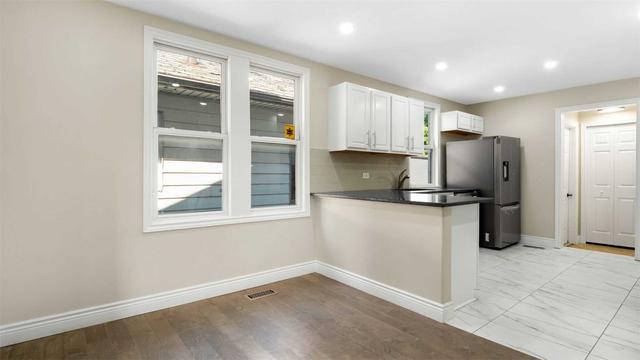 1064 Elm Ave, House detached with 2 bedrooms, 2 bathrooms and 1 parking in Windsor ON | Image 3