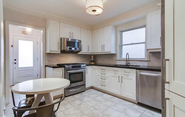 28 Collinson Blvd, House detached with 3 bedrooms, 2 bathrooms and 4 parking in Toronto ON | Image 4
