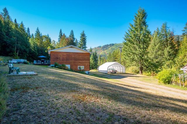 1110 Highway 22, House detached with 3 bedrooms, 1 bathrooms and null parking in Kootenay Boundary B BC | Image 4