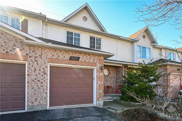 892 Paradise Crescent, Townhouse with 3 bedrooms, 2 bathrooms and 3 parking in Ottawa ON | Image 1