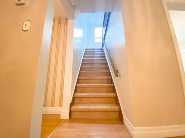 1071 Strathy Ave, House detached with 3 bedrooms, 2 bathrooms and 3 parking in Mississauga ON | Image 5