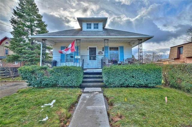 5886 Prospect St, House detached with 2 bedrooms, 2 bathrooms and 2 parking in Niagara Falls ON | Image 1