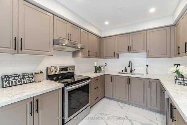 137 Ardwick Blvd, House semidetached with 3 bedrooms, 3 bathrooms and 2 parking in Toronto ON | Image 2
