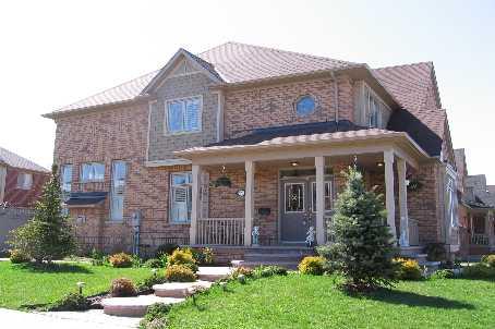 3211 Angel Pass Dr, House detached with 4 bedrooms, 3 bathrooms and 6 parking in Mississauga ON | Image 2