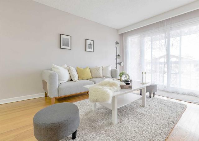 184 Shawnee Circ, House semidetached with 5 bedrooms, 4 bathrooms and 4 parking in Toronto ON | Image 2