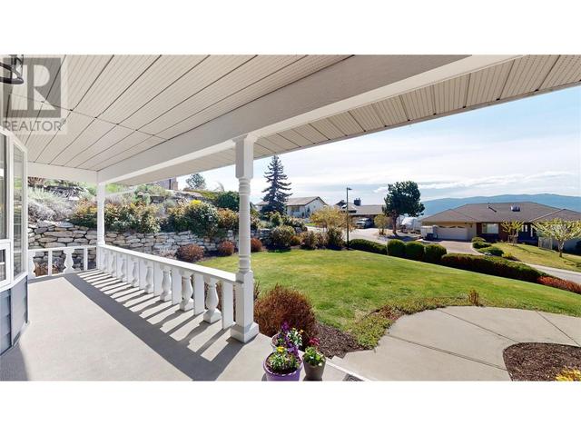 991 Cascade Place, House detached with 6 bedrooms, 3 bathrooms and 4 parking in Kelowna BC | Image 3