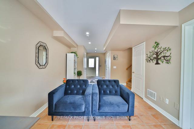 3319 Southwick St, House attached with 3 bedrooms, 3 bathrooms and 3 parking in Mississauga ON | Image 4