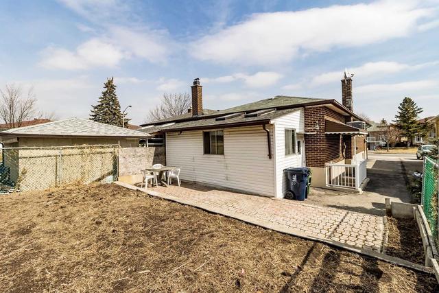 207 Firgrove Cres, House semidetached with 3 bedrooms, 2 bathrooms and 5 parking in Toronto ON | Image 16