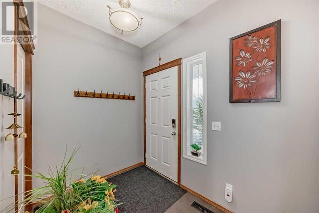 186 Everglen Crescent Sw, House detached with 3 bedrooms, 2 bathrooms and 4 parking in Calgary AB | Image 2