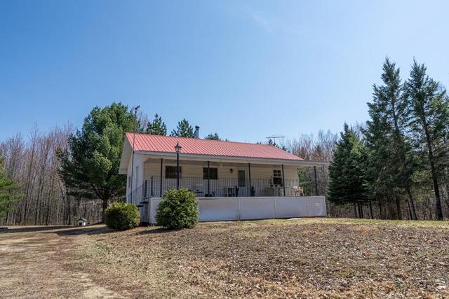 864 County Road 19 Road, House detached with 2 bedrooms, 1 bathrooms and 8 parking in Alfred and Plantagenet ON | Image 1