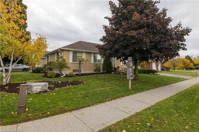 2 Oak Ridge Boulevard, House detached with 6 bedrooms, 2 bathrooms and 5 parking in Belleville ON | Image 15