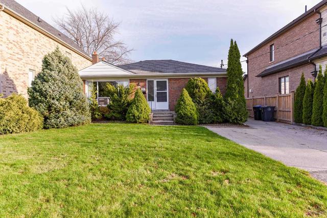 490 Avonwood Dr, House detached with 2 bedrooms, 2 bathrooms and 4 parking in Mississauga ON | Image 1