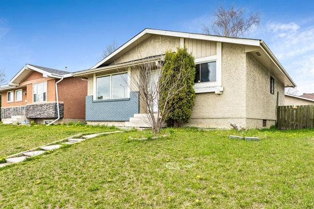 204 Falconridge Crescent Ne, House detached with 4 bedrooms, 2 bathrooms and 2 parking in Calgary AB | Card Image