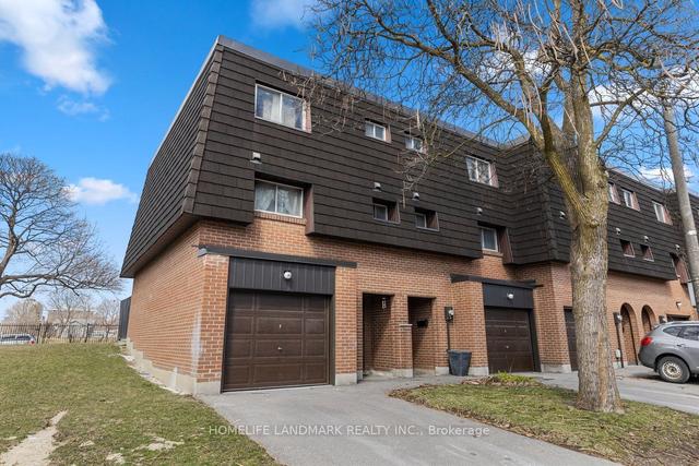 20 Darras Crt E, Townhouse with 3 bedrooms, 2 bathrooms and 2 parking in Brampton ON | Image 12