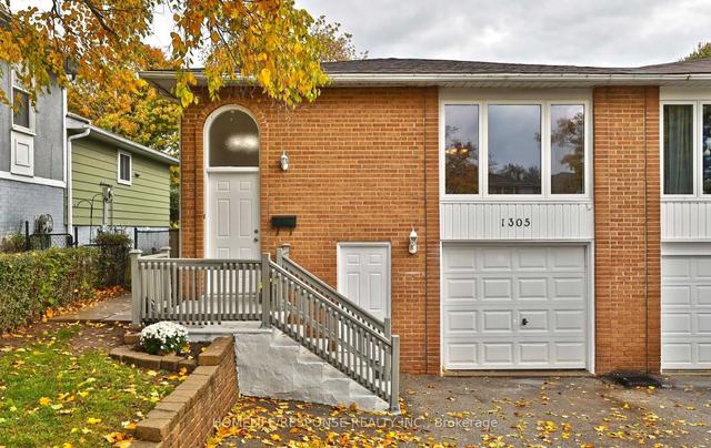 1305 Consort Cres, House semidetached with 3 bedrooms, 2 bathrooms and 2 parking in Burlington ON | Image 1