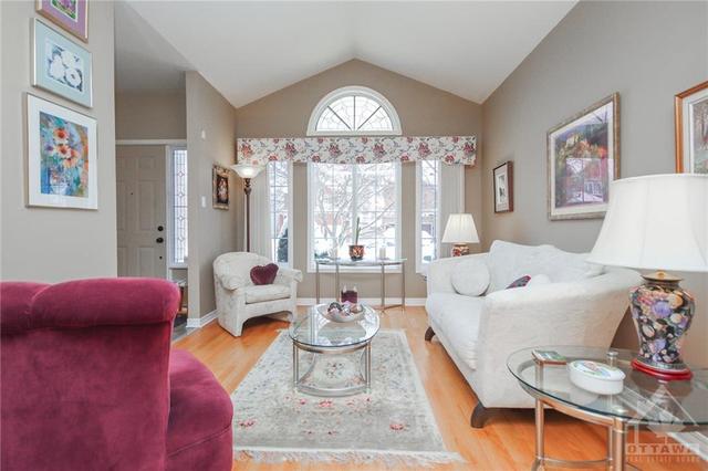 27 Upwood Street, House detached with 3 bedrooms, 3 bathrooms and 3 parking in Ottawa ON | Image 6