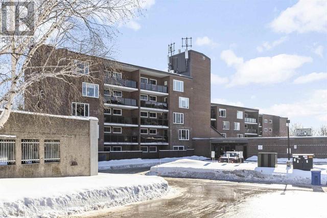 313 Macdonald Ave # 402, Condo with 2 bedrooms, 1 bathrooms and null parking in Sault Ste. Marie ON | Image 1
