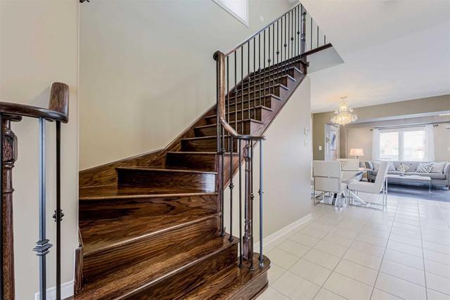 44 Napoleon Cres, House attached with 3 bedrooms, 3 bathrooms and 4 parking in Brampton ON | Image 10