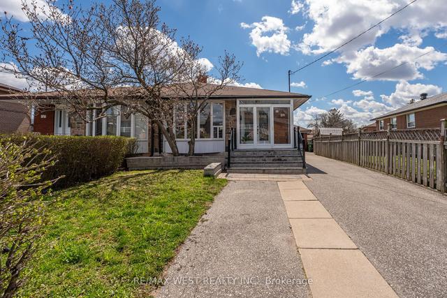 5 Fallingdale Cres, House semidetached with 2 bedrooms, 3 bathrooms and 5 parking in Toronto ON | Image 12