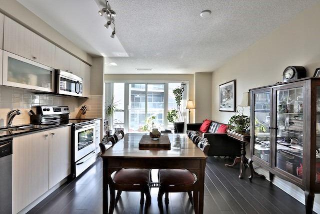 212 - 2015 Sheppard Ave E, Condo with 2 bedrooms, 1 bathrooms and 1 parking in Toronto ON | Image 2