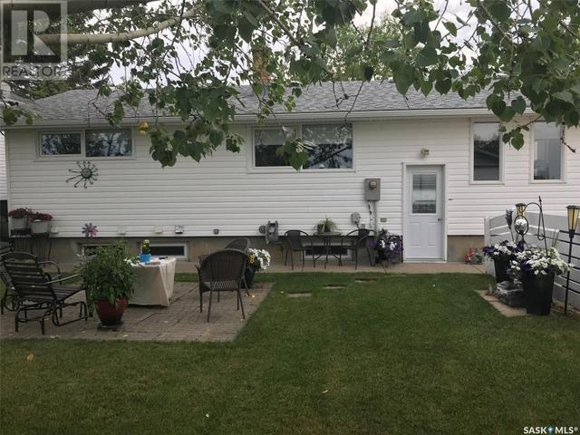 121 2nd Street E, House detached with 3 bedrooms, 2 bathrooms and null parking in Lafleche SK | Image 6