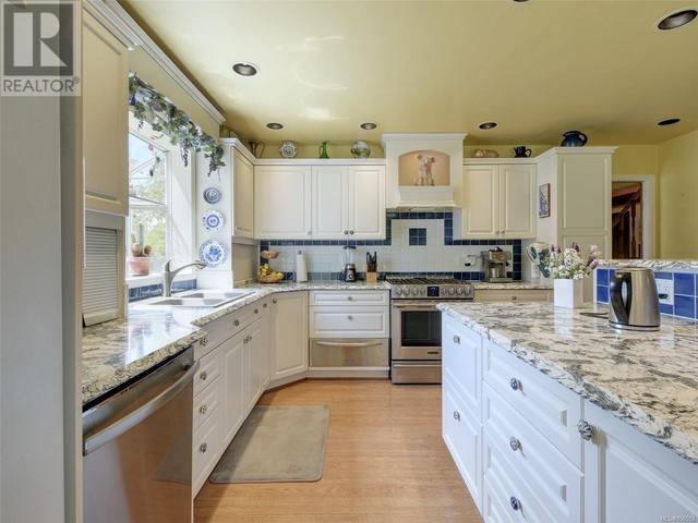 4109 Mercer Pl, House detached with 5 bedrooms, 5 bathrooms and 2 parking in Saanich BC | Image 10