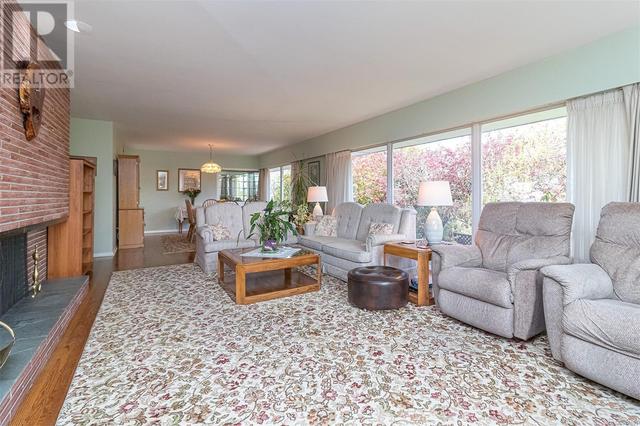 4345 Harder Rd S, House detached with 2 bedrooms, 2 bathrooms and 4 parking in Saanich BC | Image 7