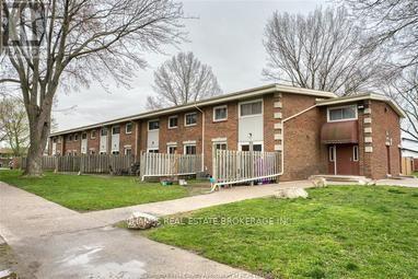 97 - 1730 Columbia Crt, Townhouse with 2 bedrooms, 1 bathrooms and 1 parking in Windsor ON | Image 1