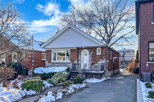 6 Athlone Rd, House detached with 2 bedrooms, 2 bathrooms and 2 parking in Toronto ON | Card Image