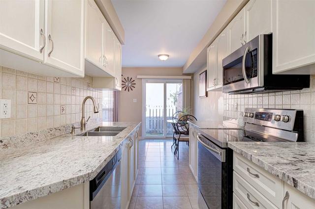 6387 Spinnaker Circ, Townhouse with 3 bedrooms, 4 bathrooms and 2 parking in Mississauga ON | Image 3