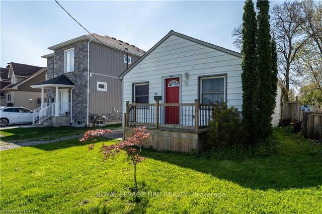 70 Chetwood St, House detached with 2 bedrooms, 1 bathrooms and 1 parking in St. Catharines ON | Image 1
