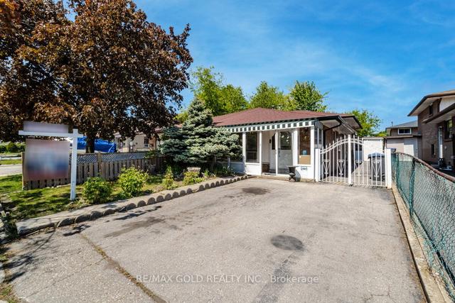 124 Clarence St N, House semidetached with 3 bedrooms, 3 bathrooms and 4 parking in Brampton ON | Image 15