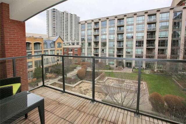 405 - 11 Soho St, Condo with 2 bedrooms, 2 bathrooms and 1 parking in Toronto ON | Image 3