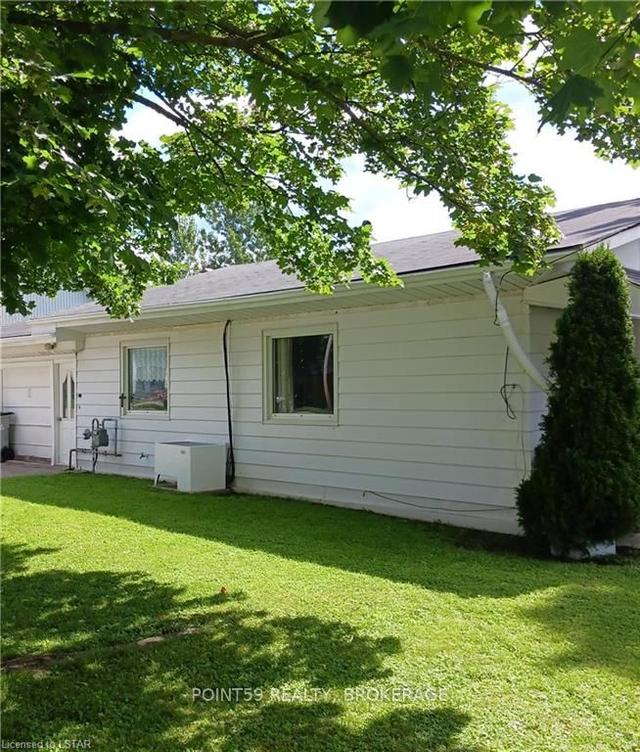 209 John St, House detached with 2 bedrooms, 1 bathrooms and 3 parking in Warwick ON | Image 5