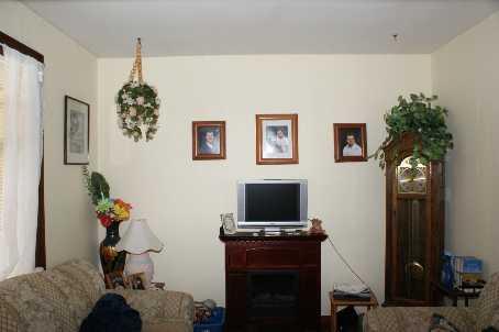 262 Conant St W, House detached with 3 bedrooms, 1 bathrooms and 2 parking in Oshawa ON | Image 3