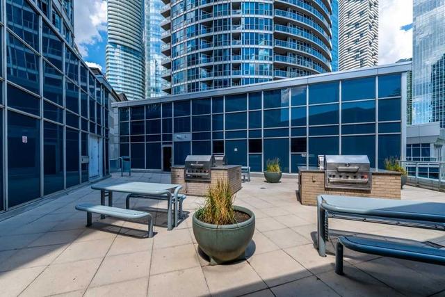 305 - 208 Queens Quay W, Condo with 2 bedrooms, 2 bathrooms and 1 parking in Toronto ON | Image 11