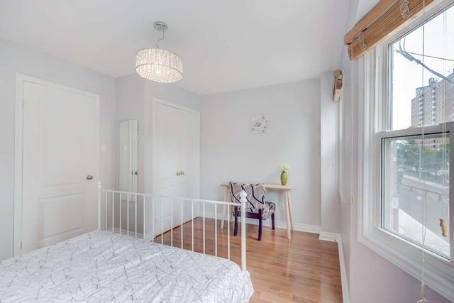 230 Shuter St, House attached with 3 bedrooms, 2 bathrooms and 2 parking in Toronto ON | Image 5