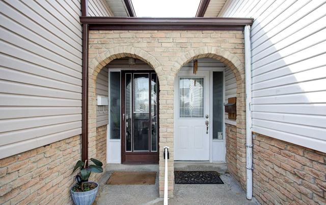 913 Stainton Dr, House semidetached with 3 bedrooms, 3 bathrooms and 5 parking in Mississauga ON | Image 12