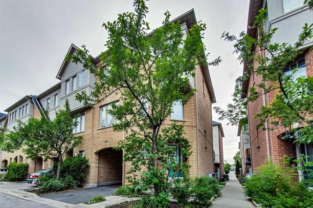 unit 1 - 21 West Deane Park Dr, Townhouse with 3 bedrooms, 3 bathrooms and 2 parking in Toronto ON | Image 1