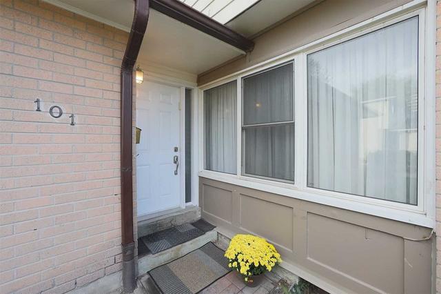 101 Plum Tree Way, Townhouse with 4 bedrooms, 2 bathrooms and 2 parking in Toronto ON | Image 8