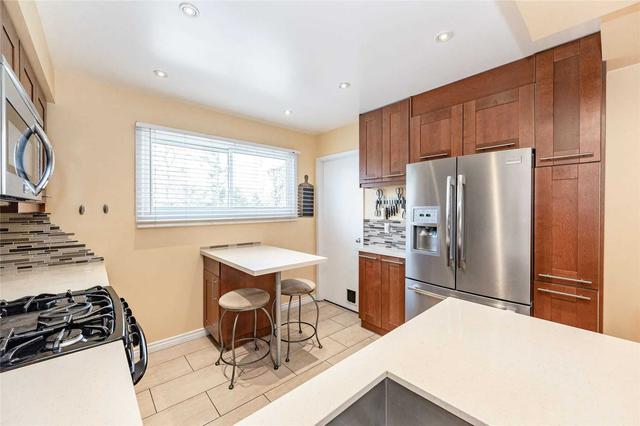 960 Warwick Crt, Townhouse with 3 bedrooms, 2 bathrooms and 2 parking in Burlington ON | Image 3
