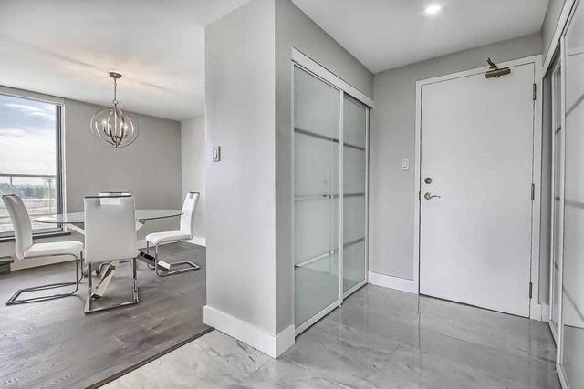 812 - 11 Townsgate Dr, Condo with 2 bedrooms, 2 bathrooms and 2 parking in Vaughan ON | Image 5