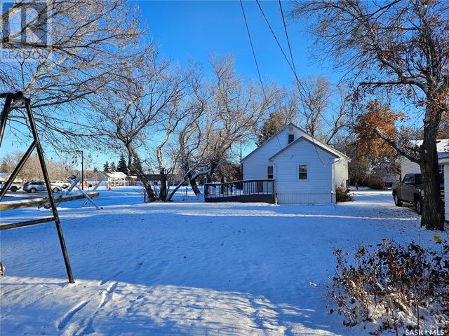 501 2nd Street, House detached with 3 bedrooms, 2 bathrooms and null parking in Lampman SK | Image 6