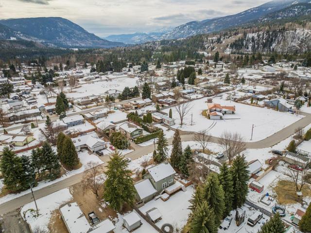 421 104th Street, House detached with 3 bedrooms, 3 bathrooms and null parking in Castlegar BC | Image 49