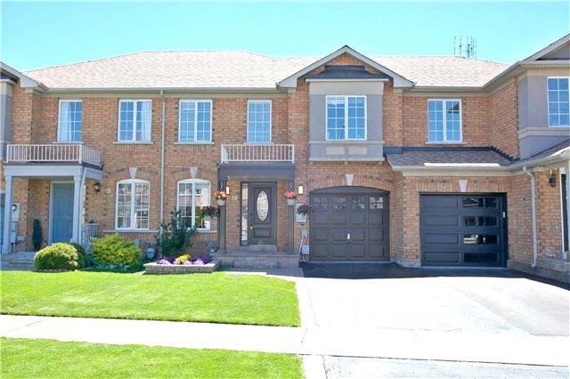 19 Waterton Cres, House attached with 3 bedrooms, 4 bathrooms and 1 parking in Richmond Hill ON | Image 1