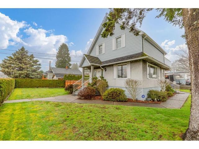 419 Cumberland Street, House detached with 4 bedrooms, 2 bathrooms and null parking in New Westminster BC | Card Image