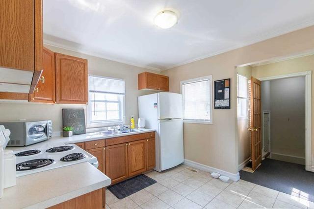 88 Rosedale Ave, House detached with 2 bedrooms, 2 bathrooms and 4 parking in St. Catharines ON | Image 3