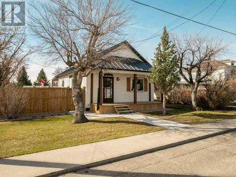 444 18 Street, House detached with 2 bedrooms, 2 bathrooms and 2 parking in Fort Macleod AB | Card Image